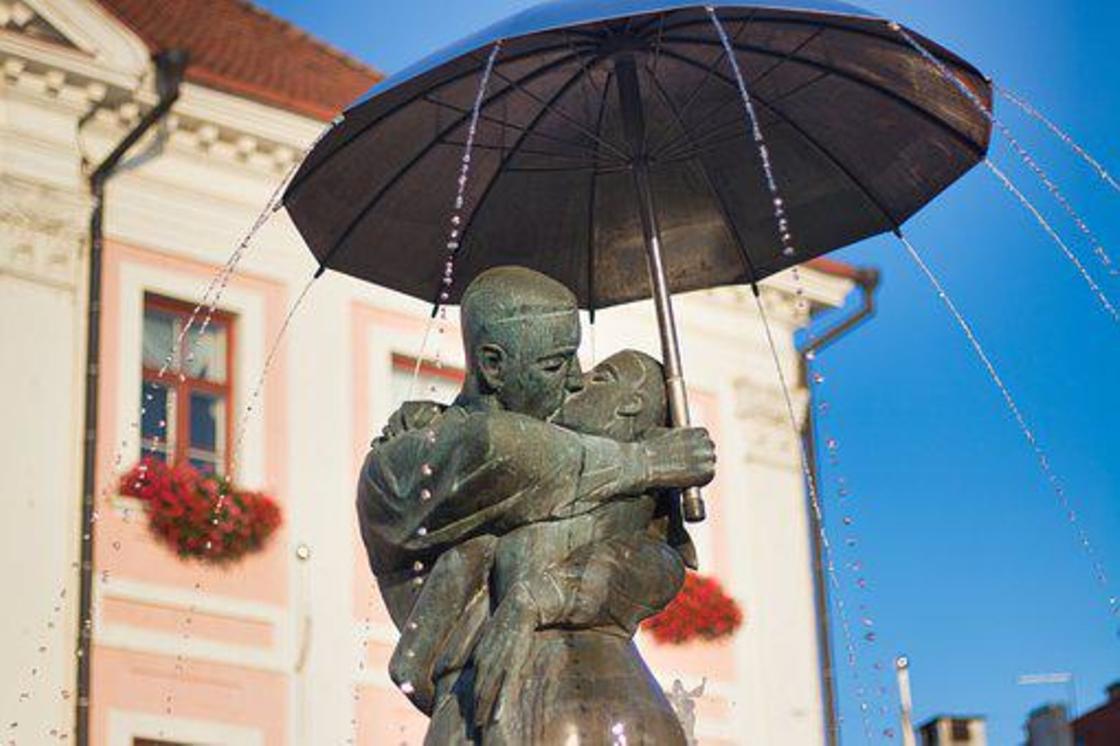 Фонтан в виде целующейся пары под зонтиком