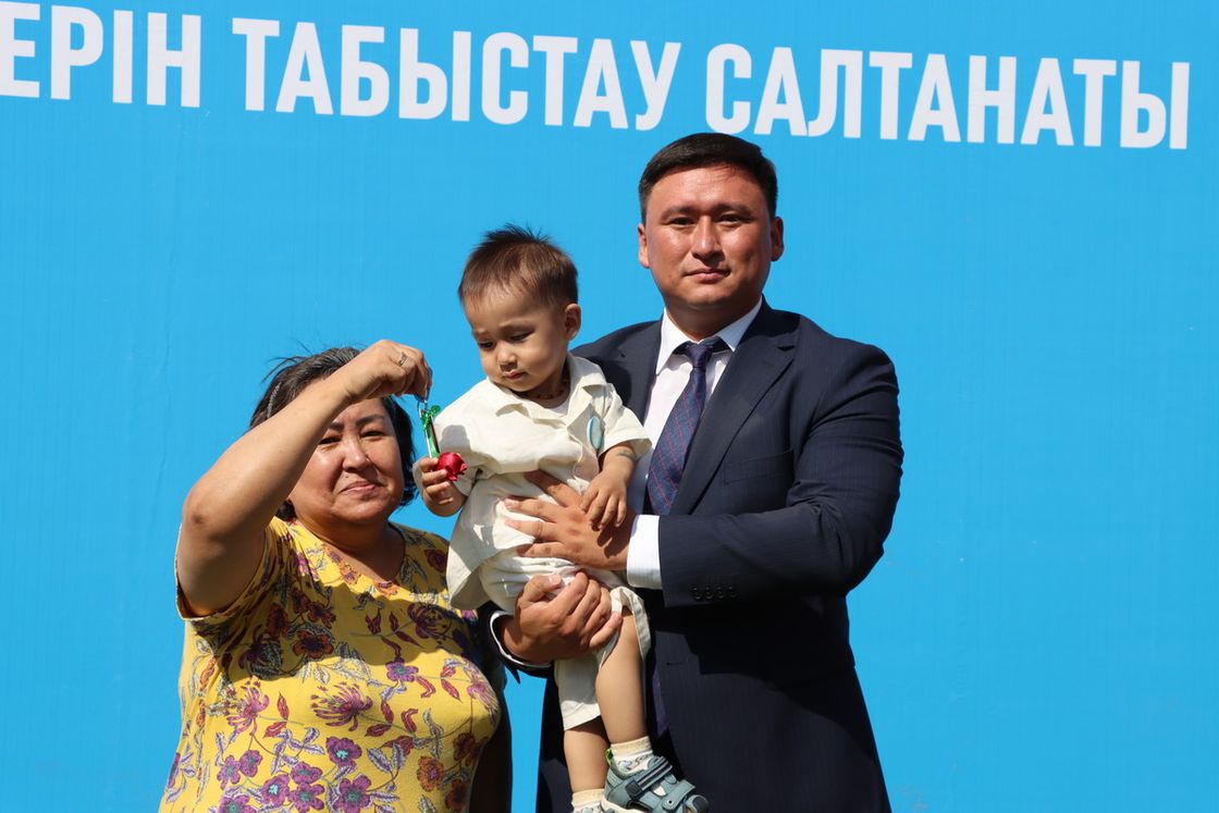 Вручение ключей от новых квартир жителям города Сатпаев