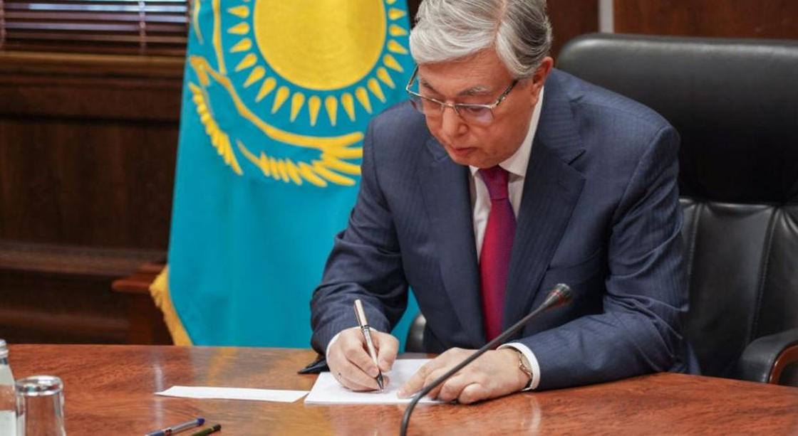 «Қазақстанның Еңбек Ері»: Президент Рымбаеваға арнайы атақ пен екі орден берді
