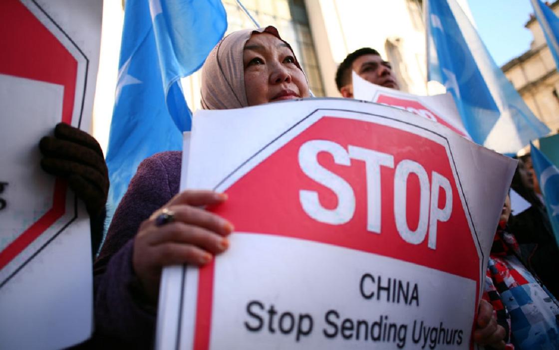 Китай обвинили в эксплуатации уйгуров на фабриках мировых брендов