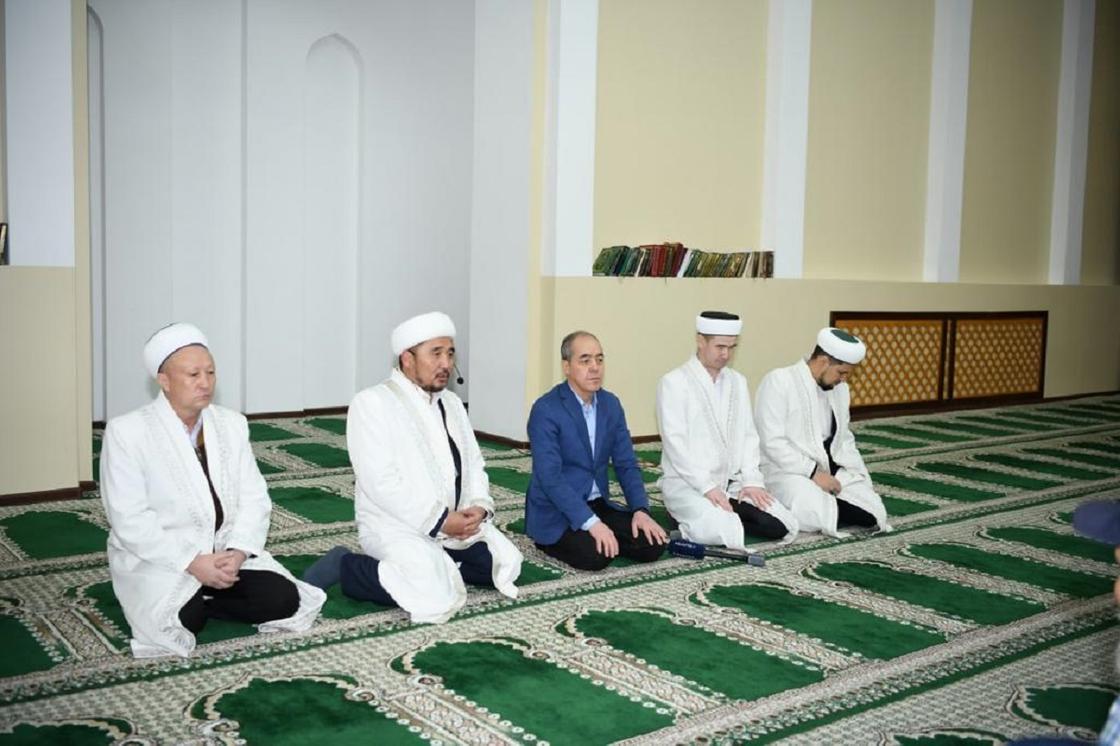Молитва в центральной мечети Уральска