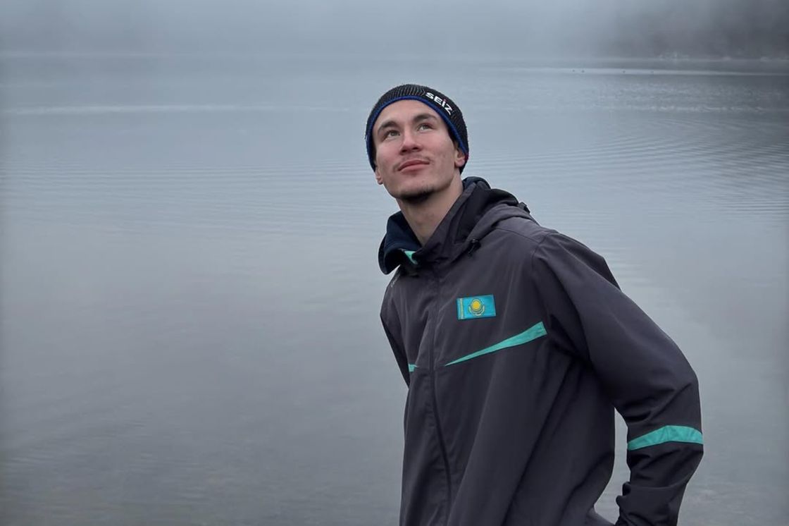 Казахстанский прыгун на лыжах с трамплина Данил Васильев