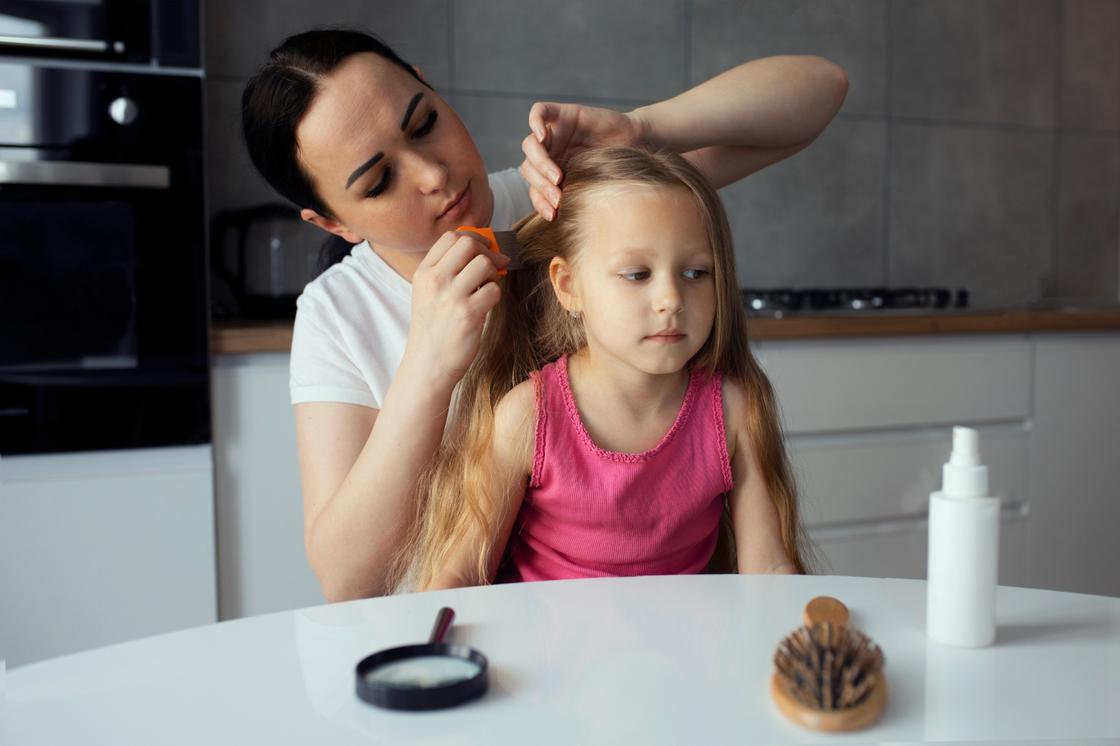 Мама вычесывает вши и удаляет гниды из волос дочери