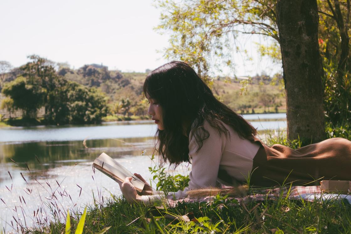 девушка читает на природе