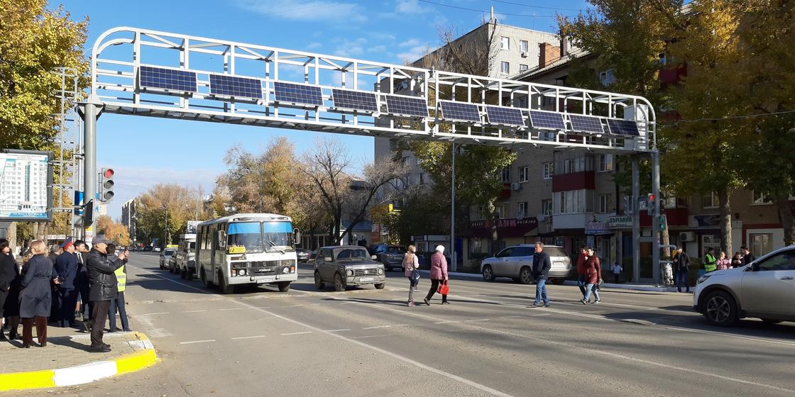 Первый в Казахстане пешеходный переход на солнечных батареях заработал в Уральске