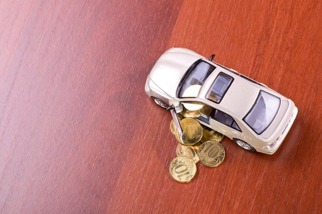 Из автомобиля сыпятся монеты Из автомобиля сыпятся монеты