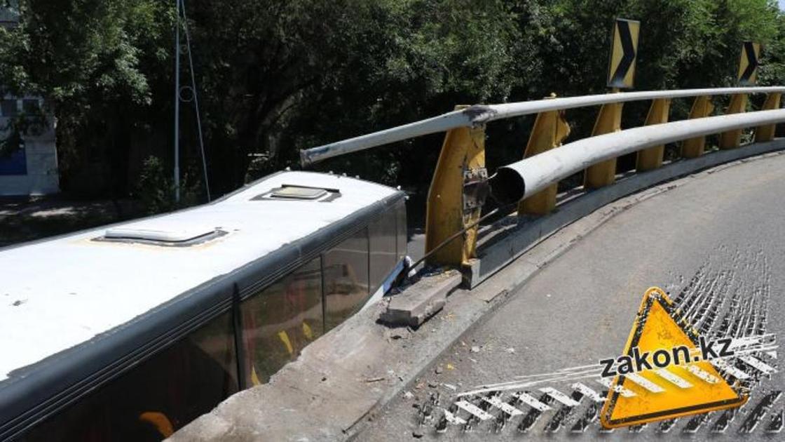 Автобус с пассажирами упал с развязки в Алматы