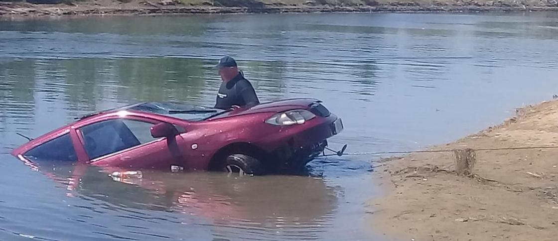 3-летний ребенок случайно завел авто и скатил его в озеро: погиб мужчина