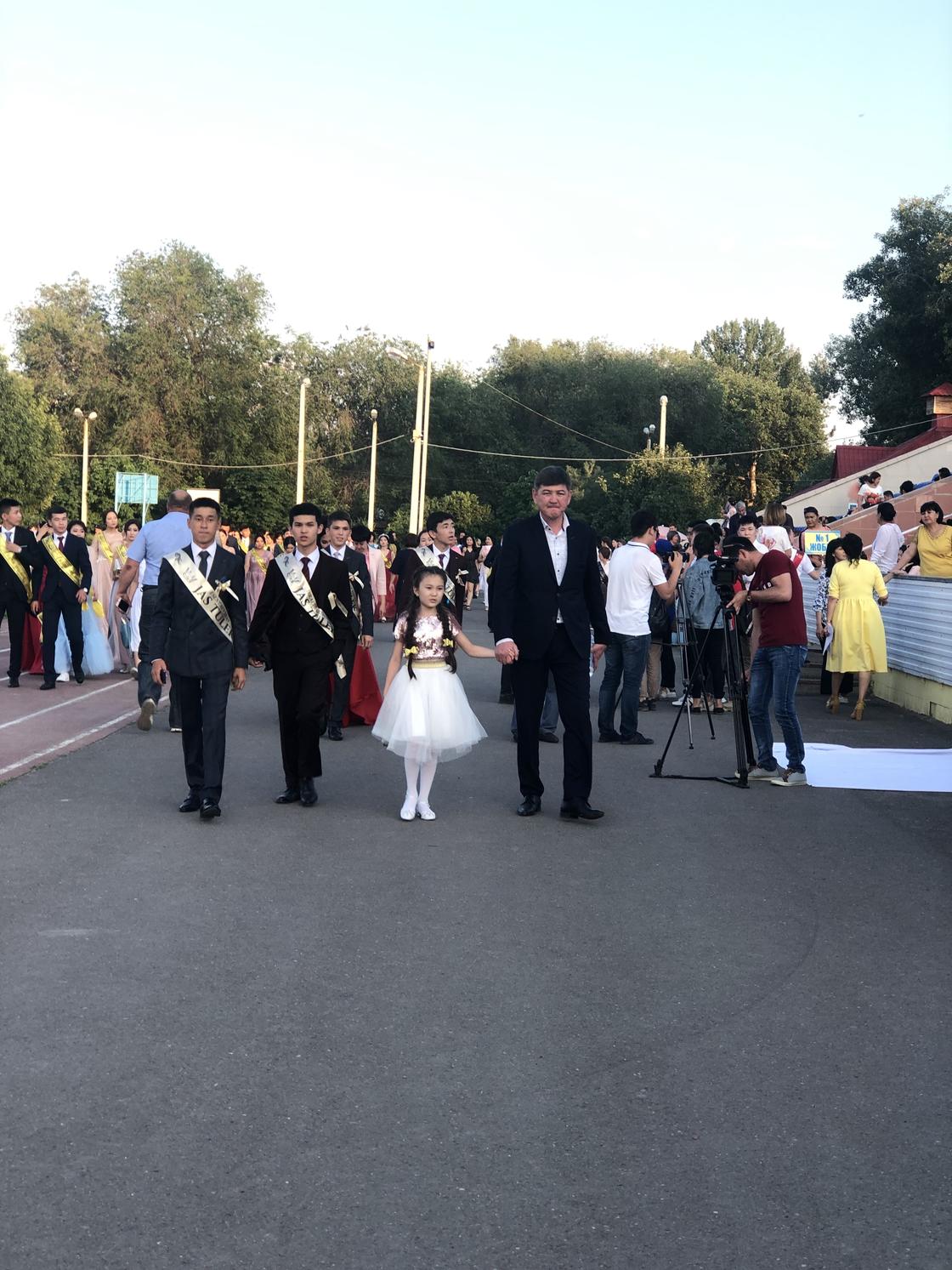 Флешмоб устроили выпускники на балу в Уральске