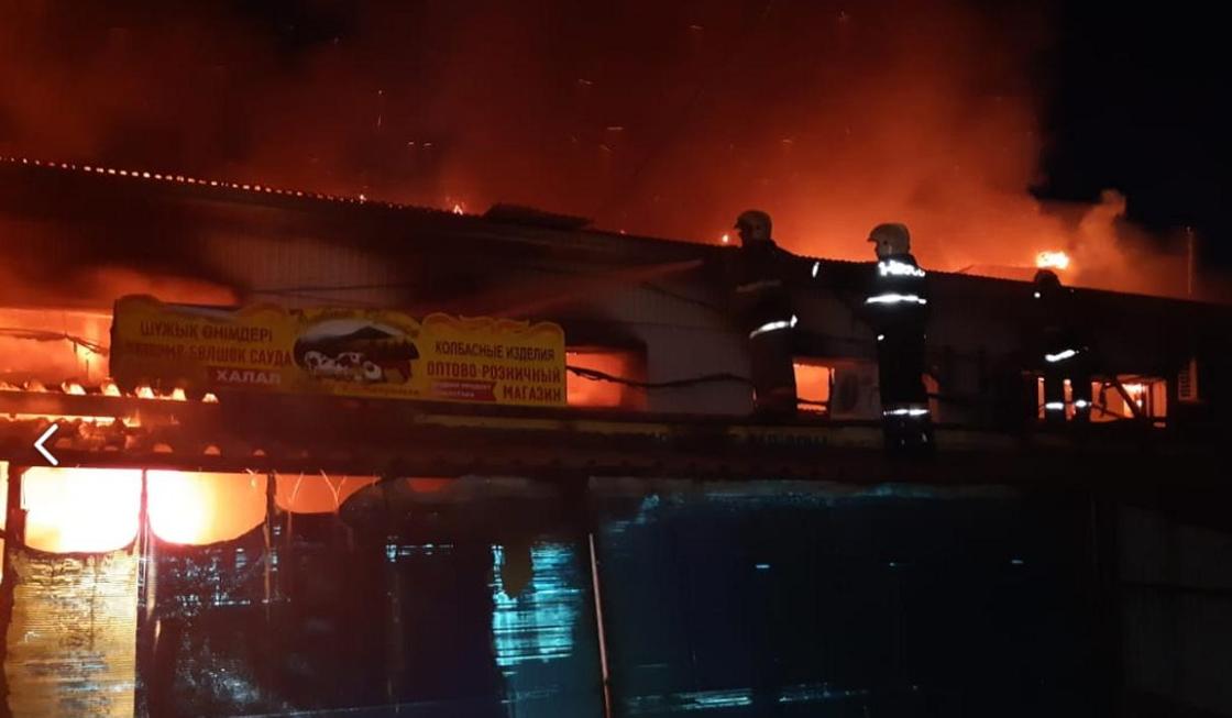 Около 130 человек тушили пожар на Центральном рынке Актобе (фото)