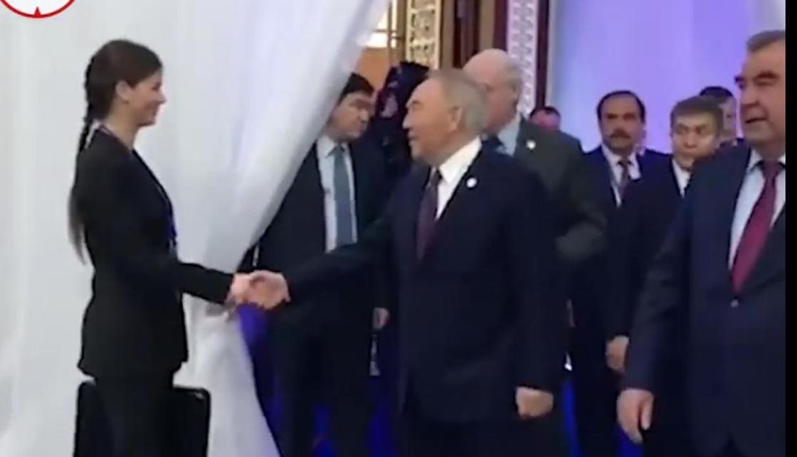 "Поцелуй! Ну что ты?!": Лукашенко познакомил Назарбаева со своей помощницей (видео)