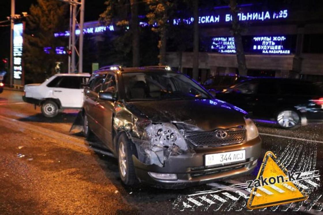 Три автомобиля попали в ДТП во время ливня в Алматы (фото)