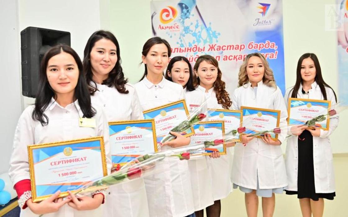 В Актюбинской области чествовали молодых врачей, которые поедут работать в село