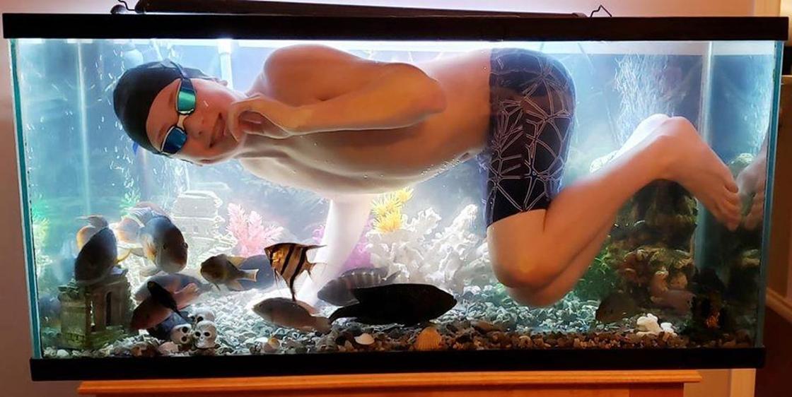 Карантиннің салдарынан бассейнге бара алмай қалған оқушы аквариумге сүңгіді