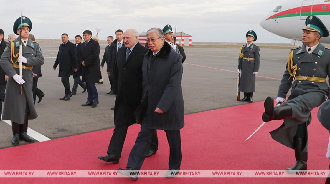 Токаев встретил Лукашенко у трапа самолета в аэропорту Нур-Султана
