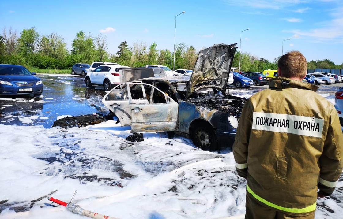 Автомобиль сгорел на бесплатной парковке в аэропорту Нур-Султана (фото, видео)