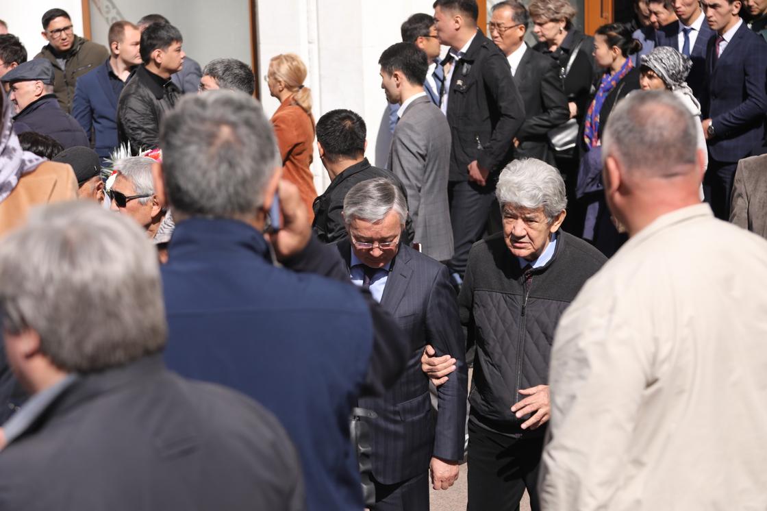 Прощание с отцом Карима Масимова проходит в Алматы (фото)