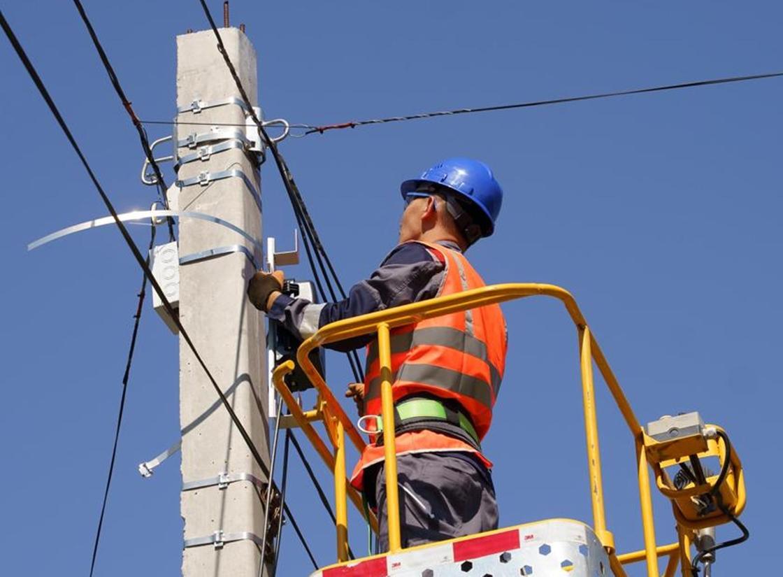 Қазақтелеком қызметкері