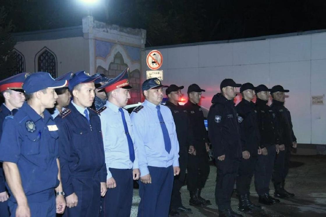 Сотрудники полиции участвуют в акции "Стоп, вандал"