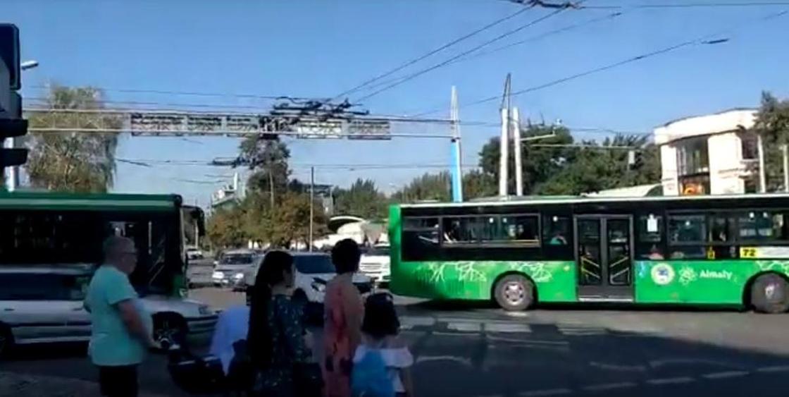 Светофоры не работают на оживленных перекрестках в Алматы (видео)