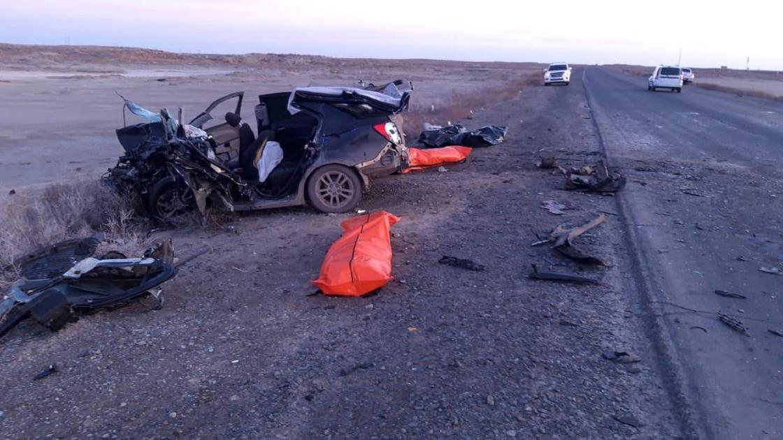 Пять человек погибли в страшном ДТП на трассе в Атырауской области (фото)