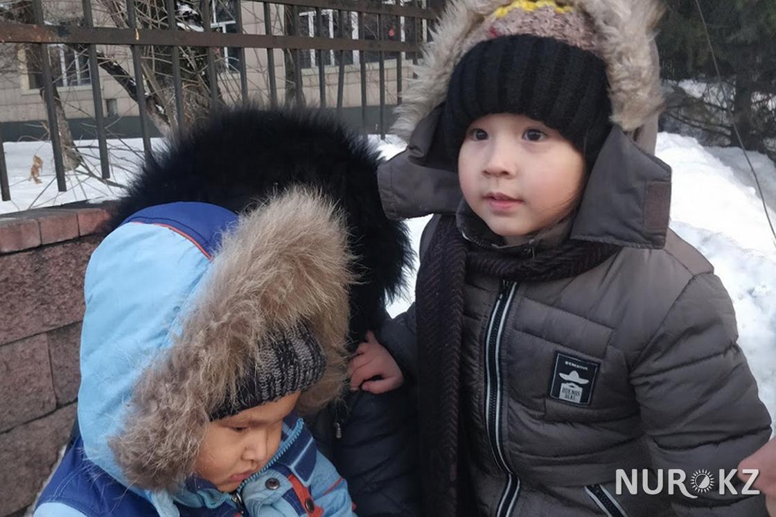 Алматинка вынуждена просить милостыню на улице, чтобы прокормить детей