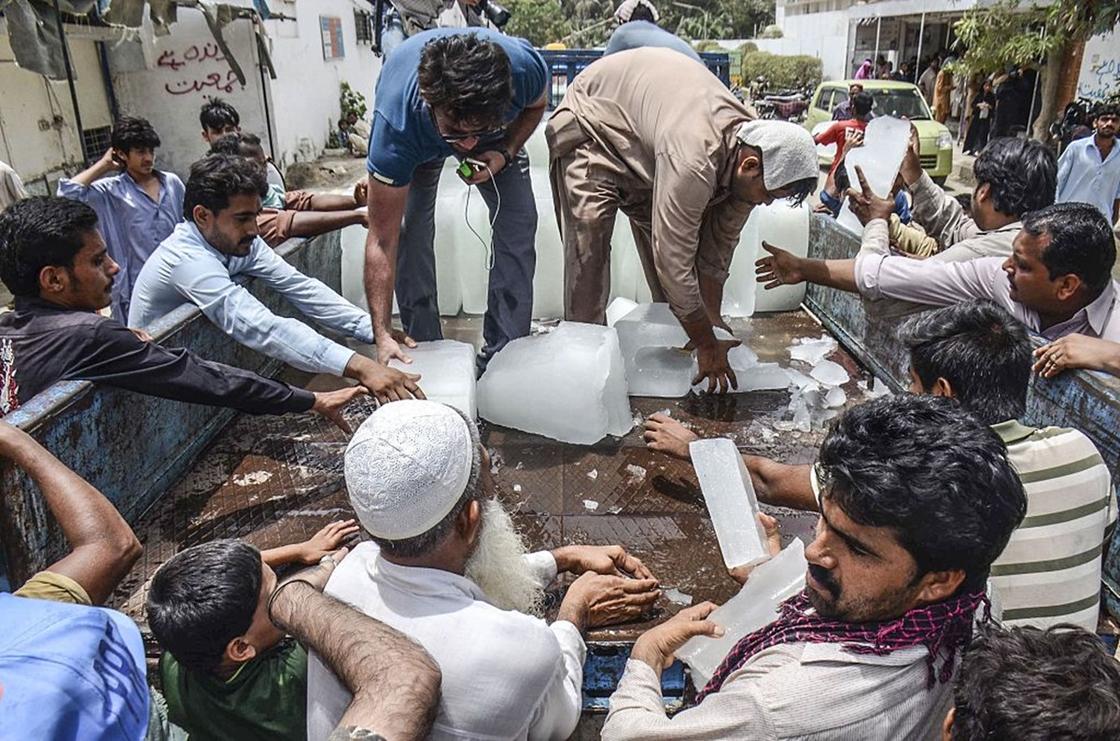 Добровольцы на улицах Карачи