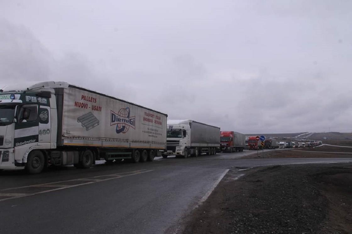 На границе Казахстана с Россией скопились десятки фур
