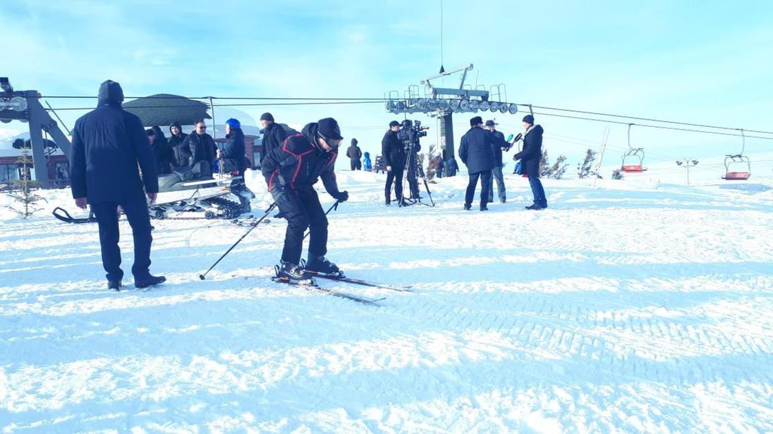 Аким Туркестанской области показал мастер-класс катания на лыжах (фото)