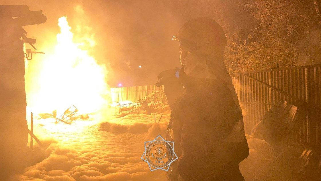 Пожар на автомойке в Семее