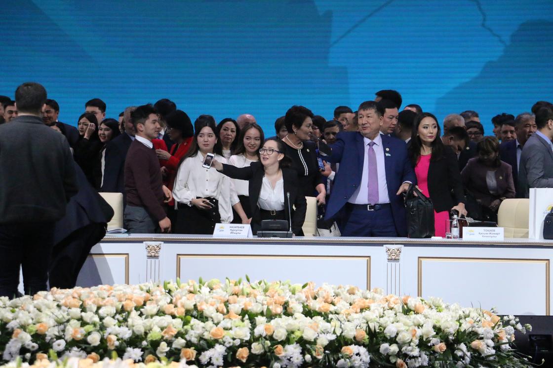 На съезде «Нур Отан» случился ажиотаж вокруг кресла президента (фото, видео)