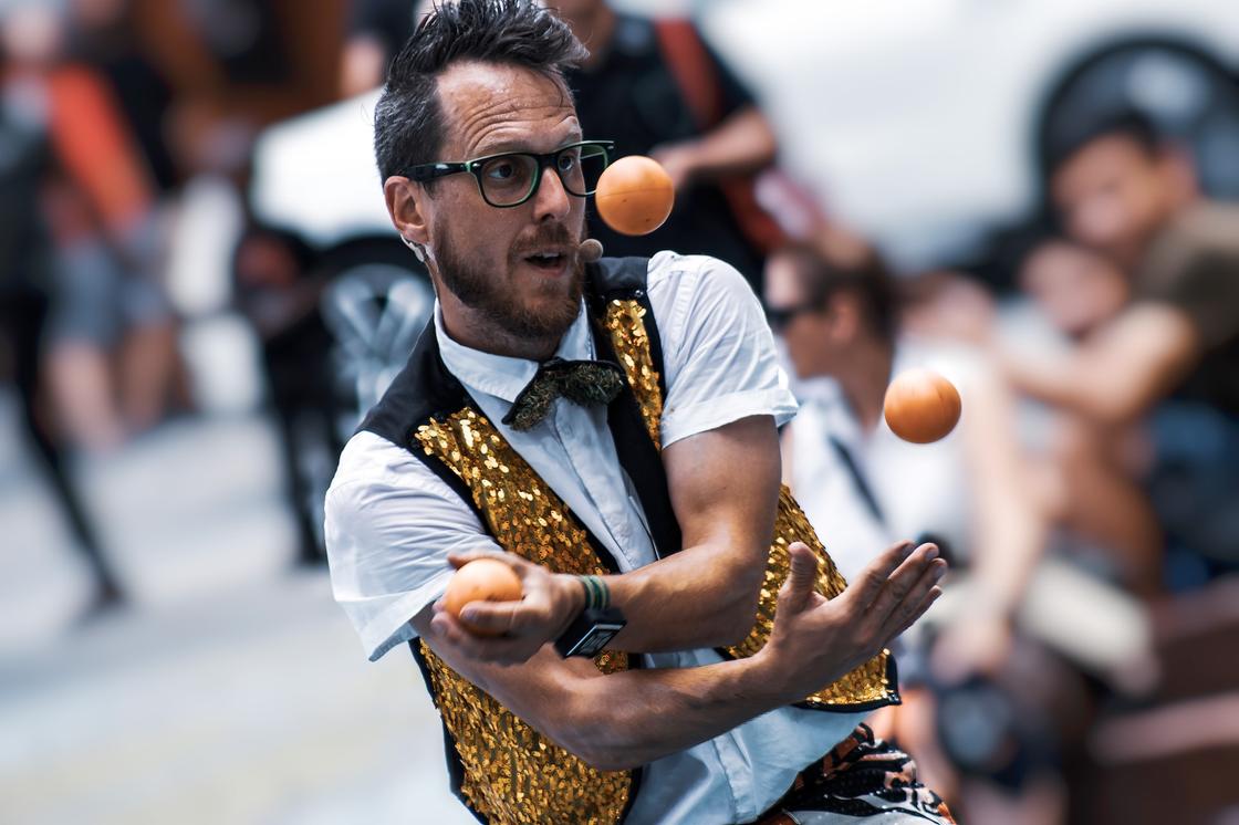 Мужчина жонглирует тремя шарами