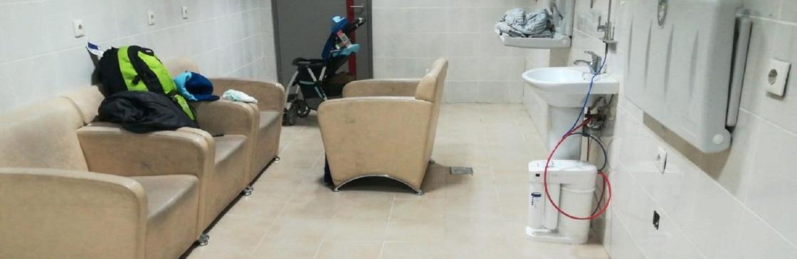 Скандал разогрелся из-за состояния комнаты матери и ребенка в аэропорту Актау (фото)
