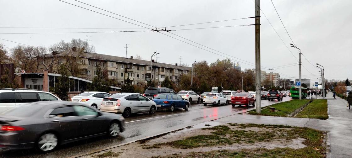 Алматы парализовало из-за снега с дождем: на дорогах пробки и заторы