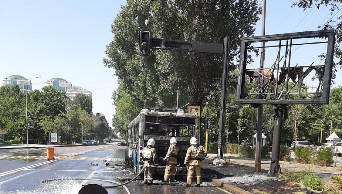 Пассажирский автобус загорелся в Алматы (фото, видео)