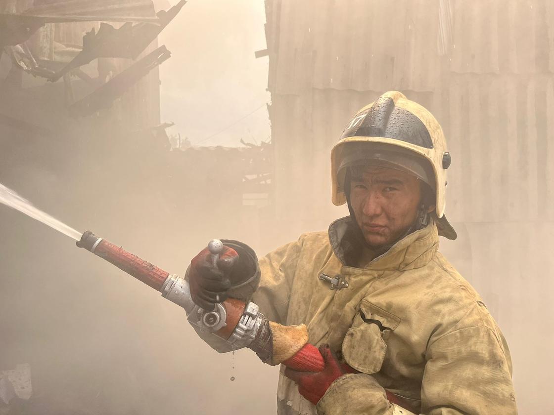 Тушение пожара в Алматы