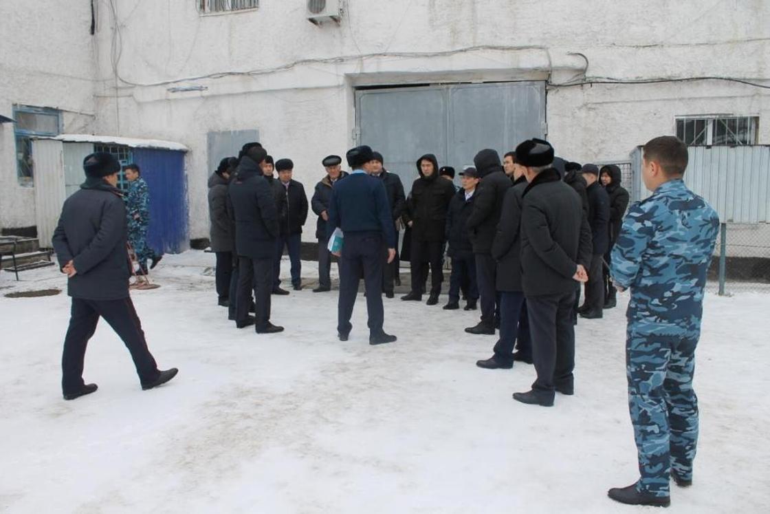 Актюбинским чиновникам устроили экскурсию в тюрьму (фото)