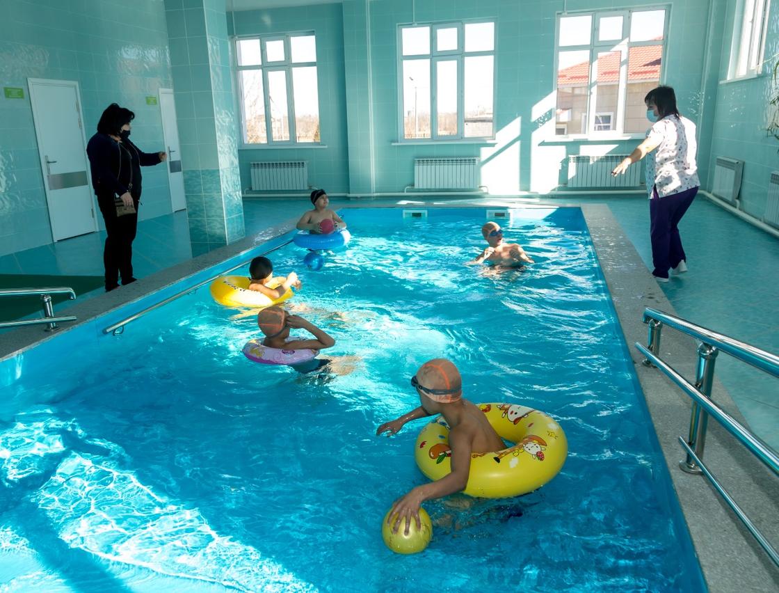 Дети плавают в бассейне