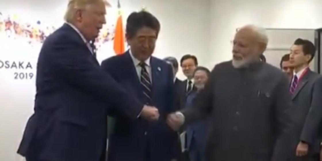 Трамп Жапония мен Үндістан премьерлерімен қол алыспай, жұдырық түйістірді (видео)