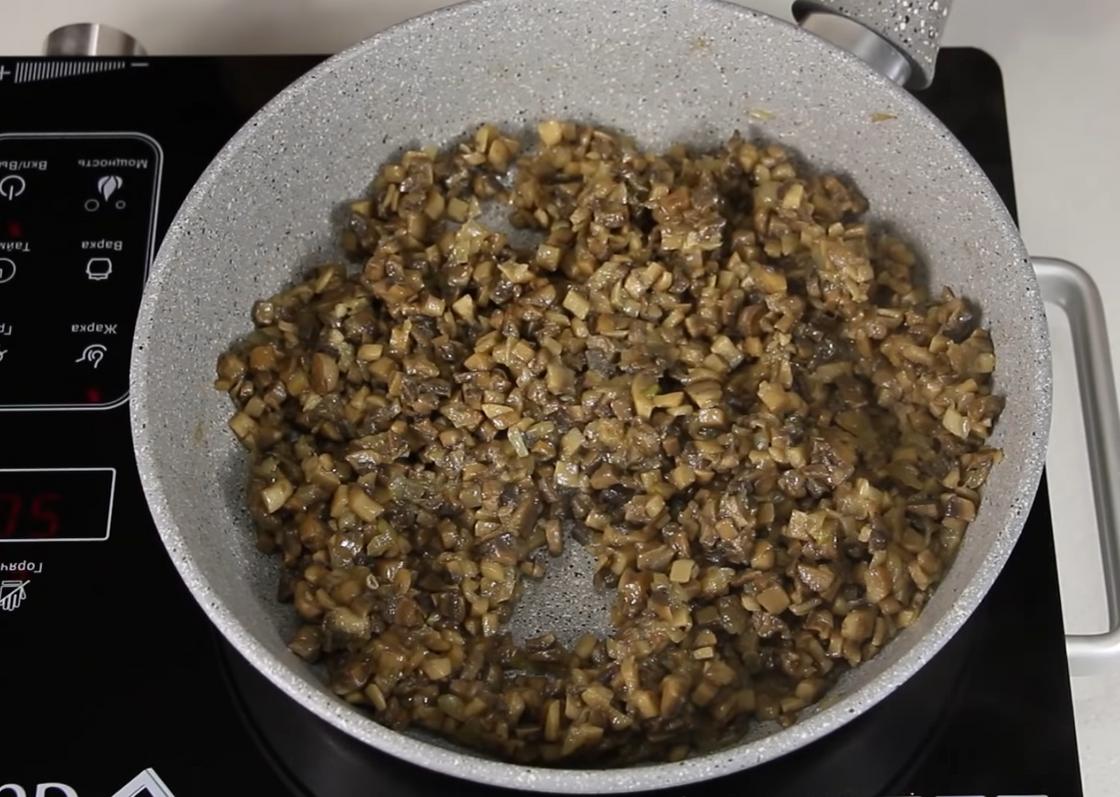 Измельченные грибы в сковороде  на плите