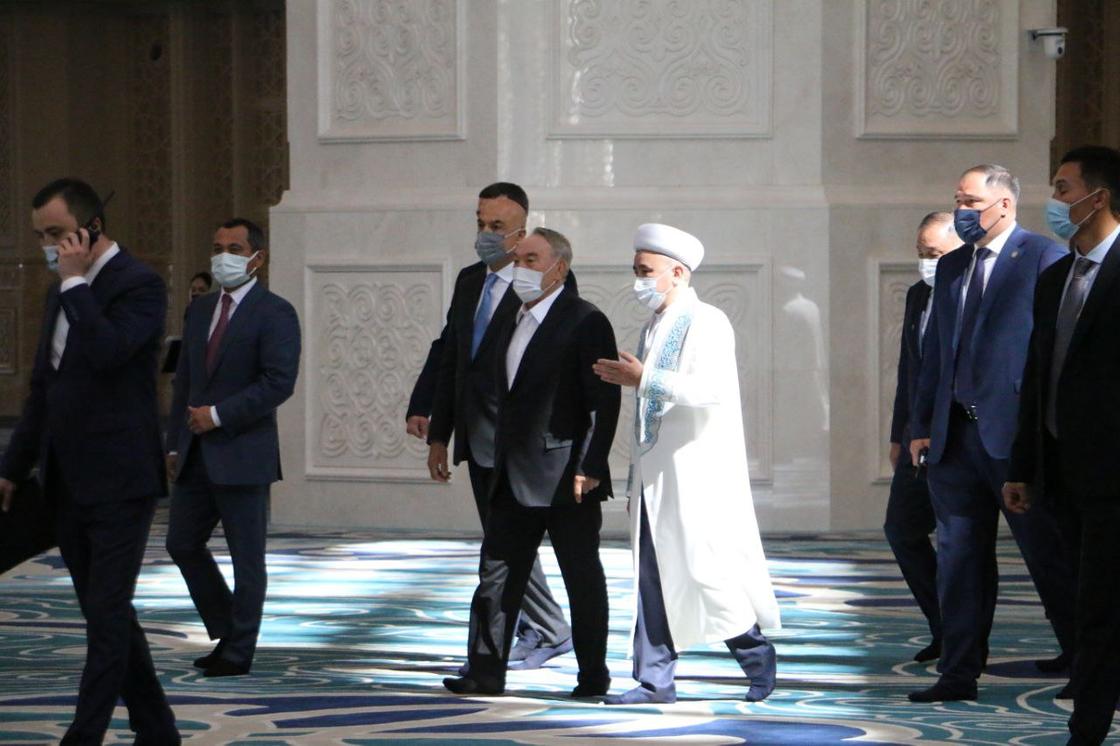 Нурсултан Назарбаев на открытии новой мечет в столице