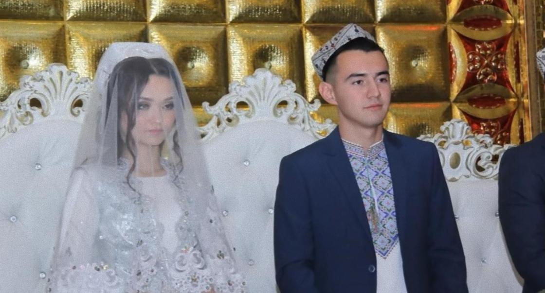 Новобрачные на уйгурской свадьбе