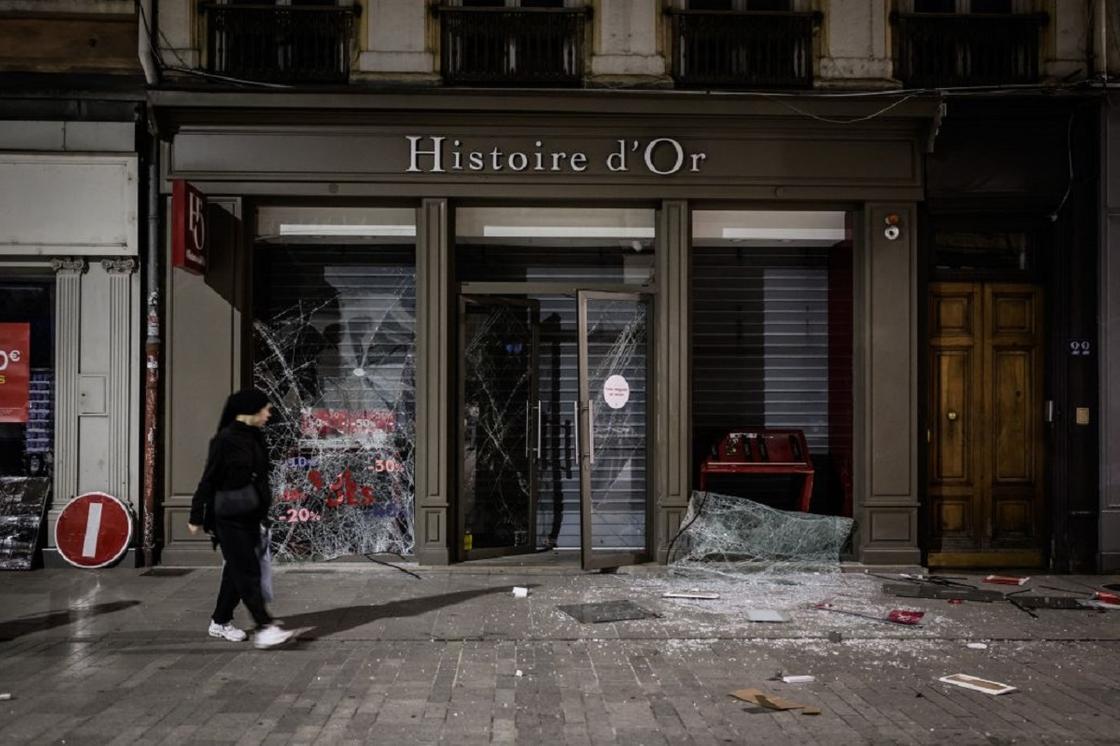 Разбитая витрина во Франции