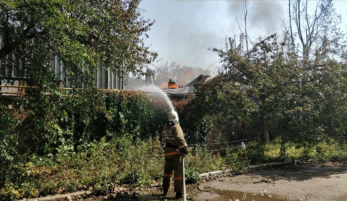 Крупный пожар в Алматы: что происходит на месте ЧП (фото, видео)