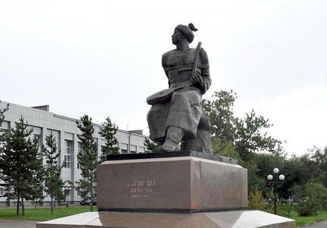 Памятник акыну с домброй