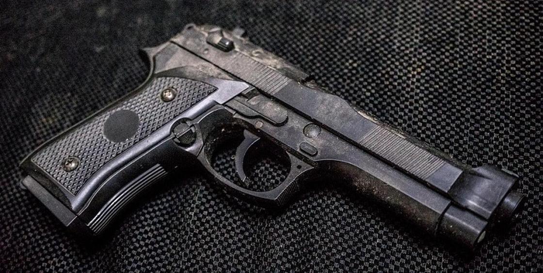 Охранник банка, угрожая игрушечным пистолетом, ограбил букмекерскую контору в Актобе