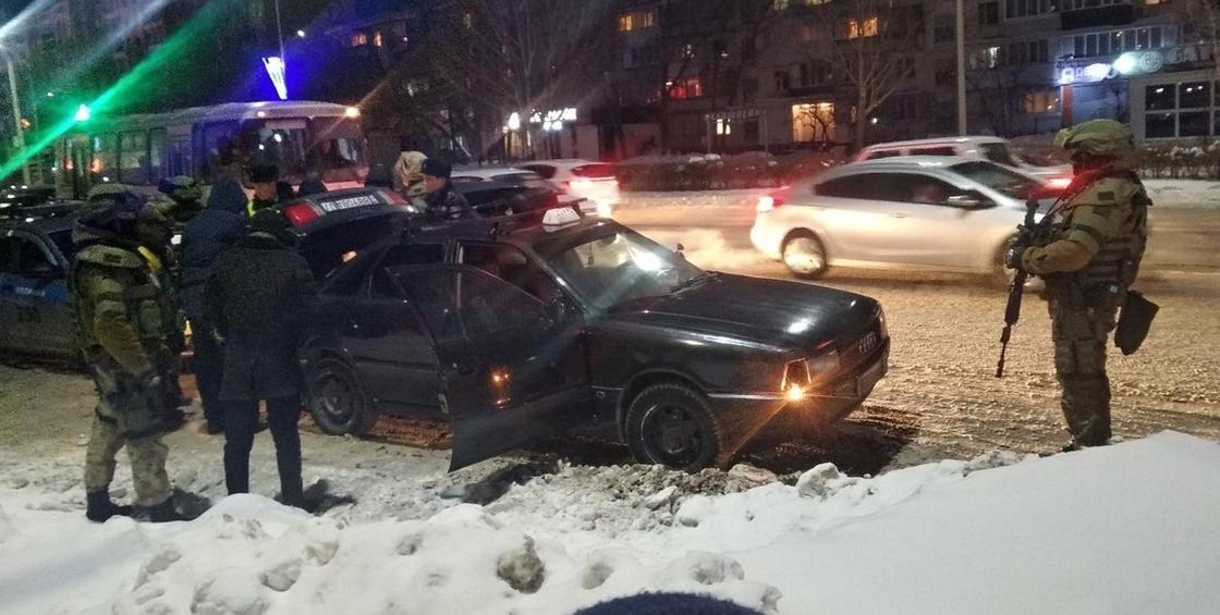 Захват спецназом автомашины в Уральске попал на видео