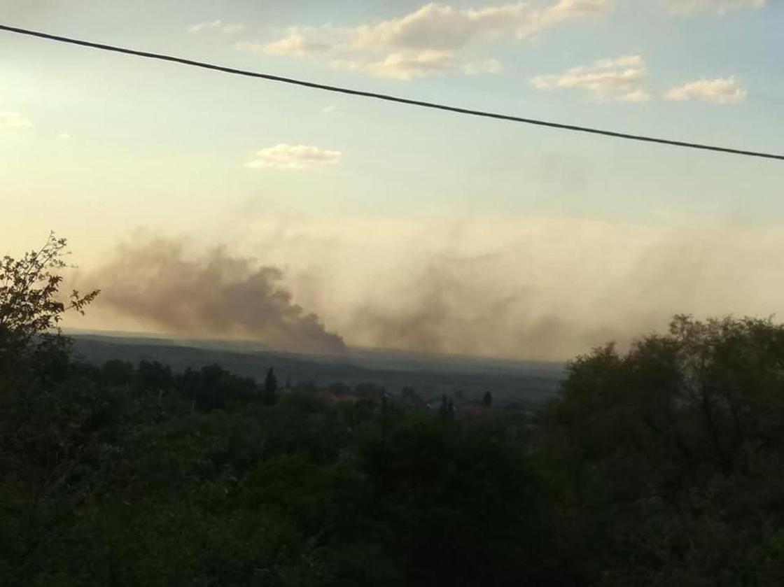 Тушат глиной: пожарные машины не могут подъехать к горящему полигону близ Алматы (фото)