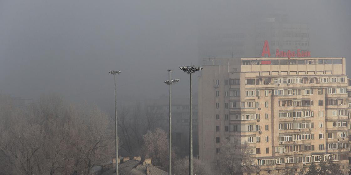 «Чувствую себя, как в фильме ужасов»: несколько дней держится туман в Алматы