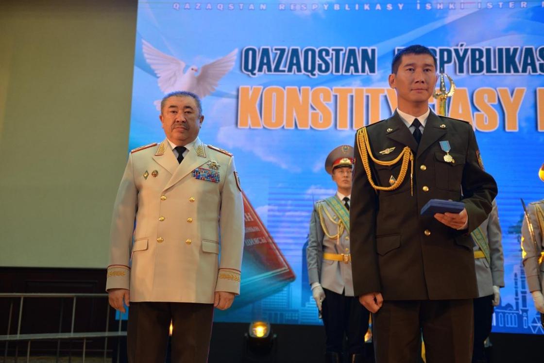 Тургумбаев наградил пожарных медалью «Ерлігі үшін» в Караганде
